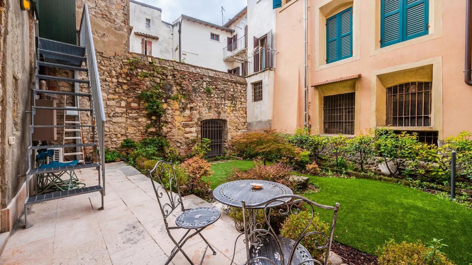 Giardino Di Romeo, 100M Dal Teatro Romano Verona